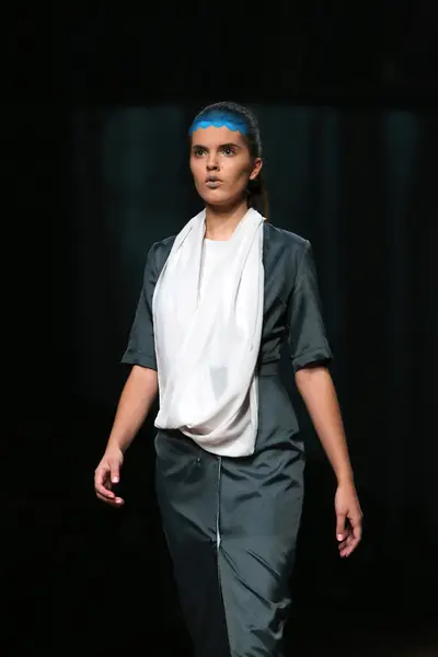 Modelo de moda vestindo roupas projetadas por Jelena Aleksic no Cro a Porter Show — Fotografia de Stock
