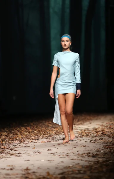 Modelo de moda con ropa diseñada por Jelena Aleksic en el show de Cro a Porter — Foto de Stock