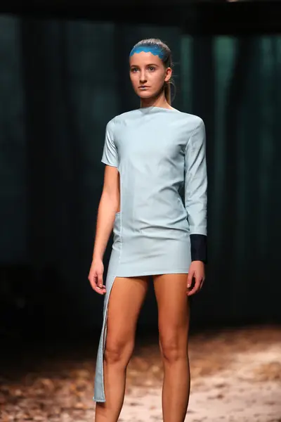 Modelo de moda vestindo roupas projetadas por Jelena Aleksic no Cro a Porter Show — Fotografia de Stock