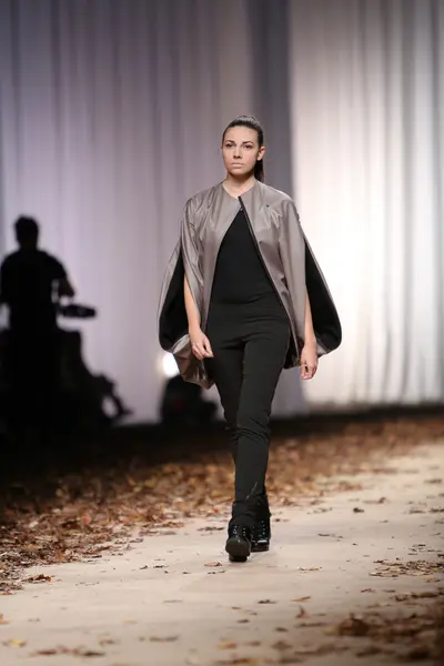 Mode-Model trägt Kleider von maja podrug auf der Cro a Porter Show — Stockfoto