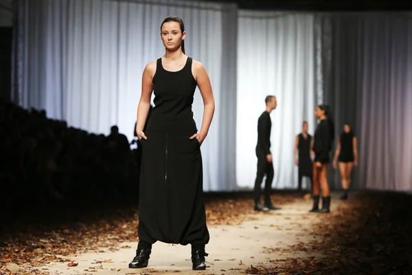 Modelo de moda con ropa diseñada por Maja Podrug en el show de Cro a Porter — Foto de Stock