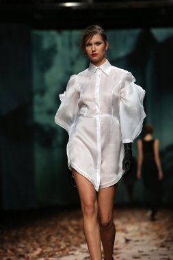 porter gösteri cro üzerinde manuel maligec kıyafetleri moda model tasarım