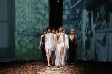 porter gösteri cro üzerinde manuel maligec kıyafetleri moda model tasarım