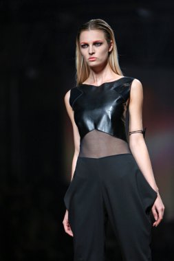 porter gösteri cro tarihinde marina jerant ve manuela lovrencic kıyafetleri moda model tasarım