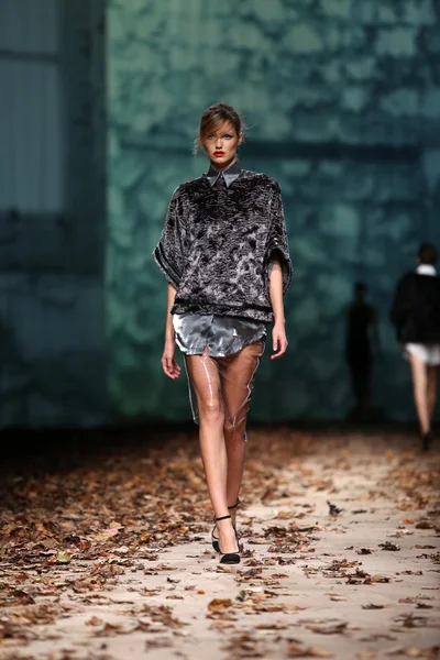 Modelo de moda vestindo roupas desenhadas por Manuel Maligec no Cro a Porter Show — Fotografia de Stock