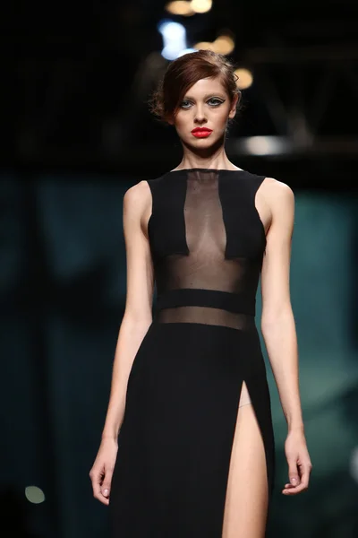 क्रो पोर्टर शोवर मॅन्युअल मलिगॅकने डिझाइन केलेले कपडे परिधान केलेले फॅशन मॉडेल — स्टॉक फोटो, इमेज