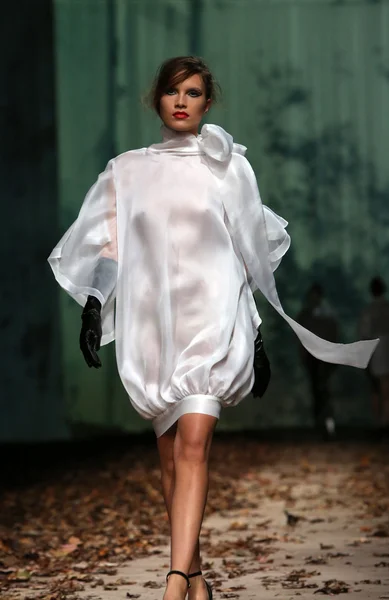 Модель в одежде Мануэля Малигека на выставке "Кро Портер" — стоковое фото