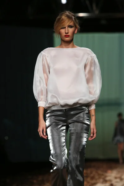 Porter gösteri cro üzerinde manuel maligec kıyafetleri moda model tasarım — Stok fotoğraf