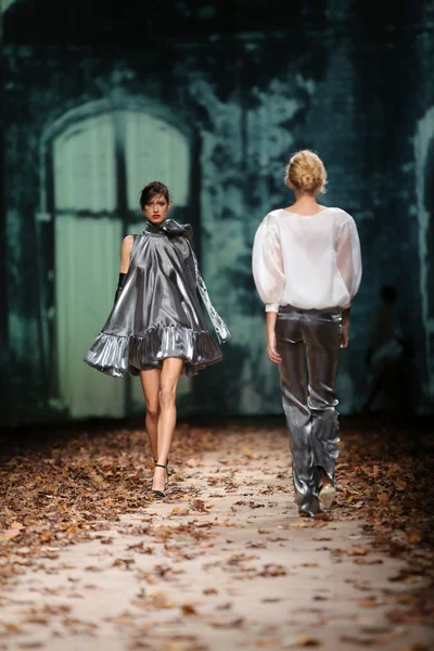 Porter gösteri cro üzerinde manuel maligec kıyafetleri moda model tasarım — Stok fotoğraf