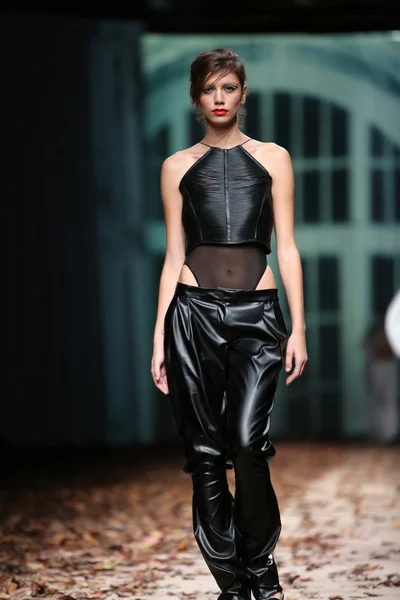 Modelo de moda con ropa diseñada por Manuel Maligec en el espectáculo Cro a Porter —  Fotos de Stock