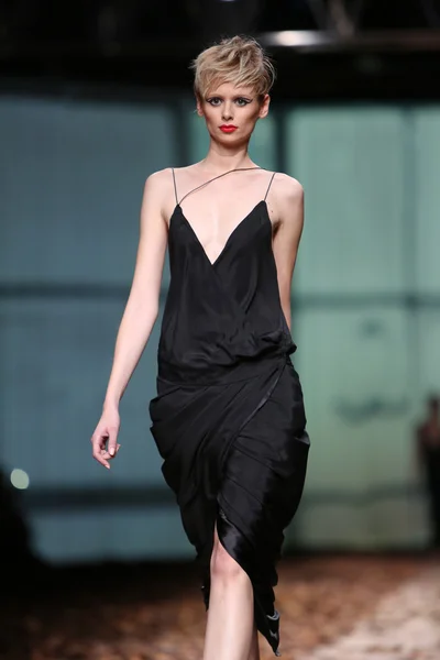 Mode-Model trägt Kleidung von manuell maligec auf der Cro a Porter Show entworfen — Stockfoto