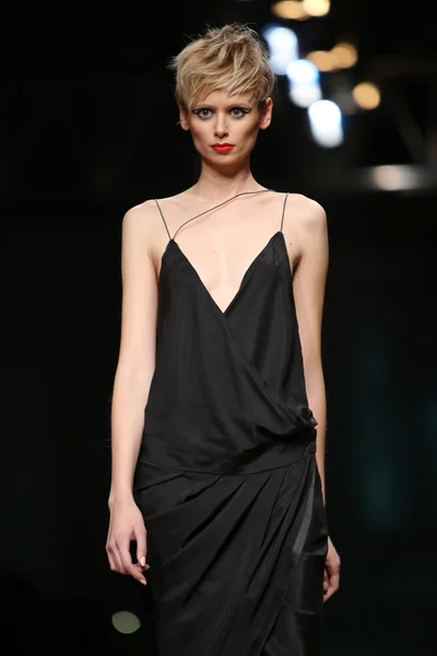 Fashion model dragen van kleding ontworpen door manuel maligec op de cro een porter show — Stockfoto