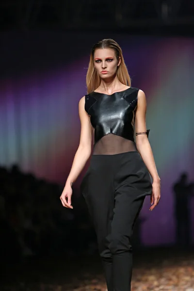 Модная модель в одежде, разработанной Мариной Джерант и Мануэлой Ловренсич на шоу Cro a Porter — стоковое фото