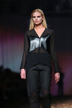 porter gösteri cro tarihinde marina jerant ve manuela lovrencic kıyafetleri moda model tasarım