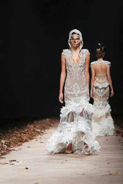Modelo de moda con ropa diseñada por Matija Vuica en el espectáculo Cro a Porter —  Fotos de Stock