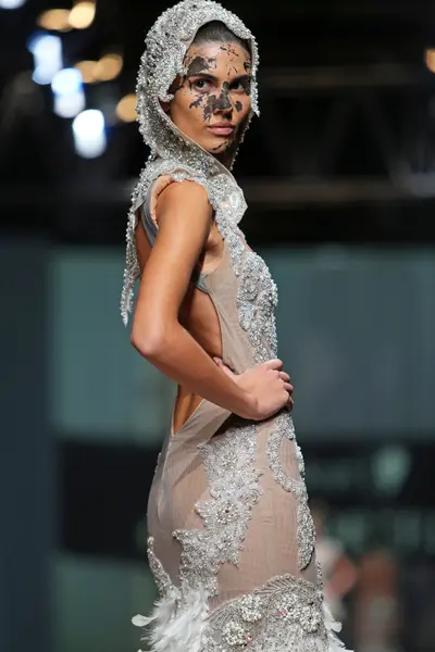 Fashion model dragen van kleding ontworpen door matija vuica op de cro een porter show — Stockfoto