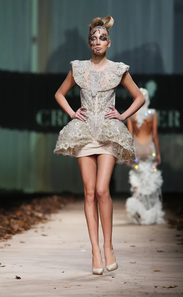 Modelo de moda vestindo roupas projetadas por Matija Vuica no Cro a Porter Show — Fotografia de Stock