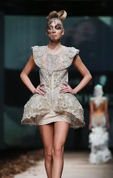 Porter gösteri matija vuica cro üzerinde kıyafetleri moda model tasarım — Stok fotoğraf