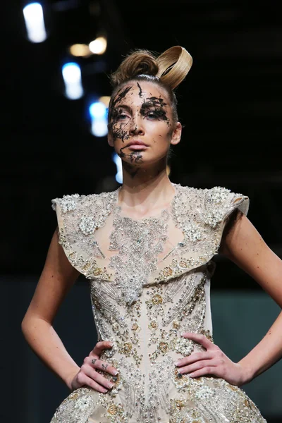 Modell bär kläder designade av matija vuica på cro en porter show — Stockfoto