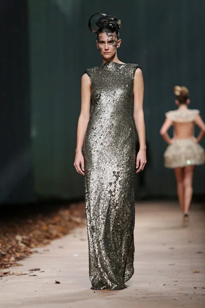 Mode-Model trägt Kleider von matija vuica auf der Cro a Porter Show — Stockfoto