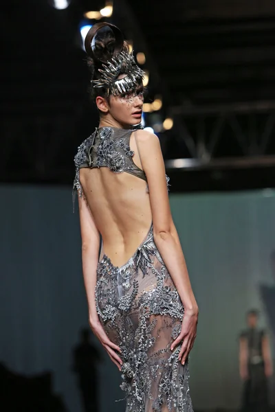 Modelo de moda vestindo roupas projetadas por Matija Vuica no Cro a Porter Show — Fotografia de Stock