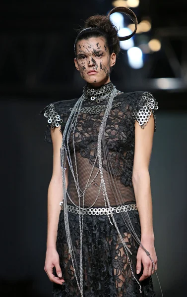 Modelo de moda con ropa diseñada por Matija Vuica en el espectáculo Cro a Porter — Foto de Stock