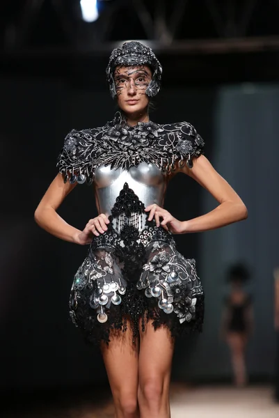 Mode mannequin vêtue de vêtements conçus par Matija Vuica sur le défilé Cro a Porter — Photo