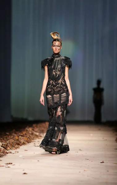 Fashion model dragen van kleding ontworpen door matija vuica op de cro een porter show — Stockfoto