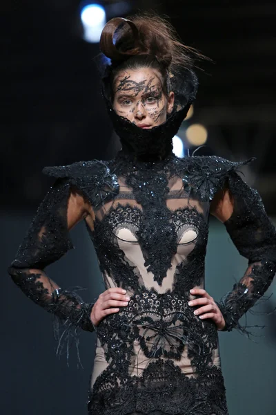 Mode-Model trägt Kleider von matija vuica auf der Cro a Porter Show — Stockfoto