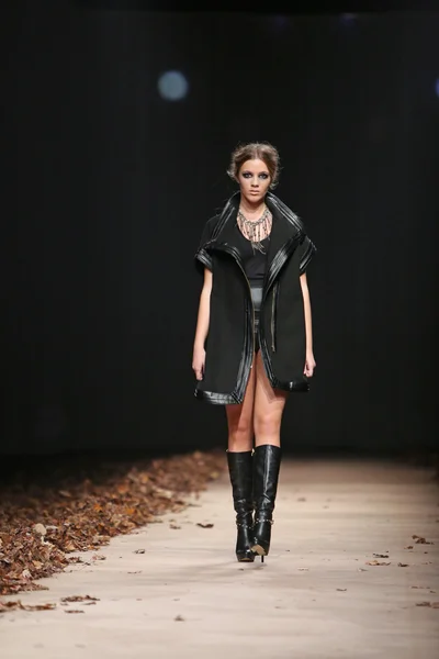 Modelo de moda con ropa diseñada por Tatjana Pantos en el show de Cro a Porter — Foto de Stock