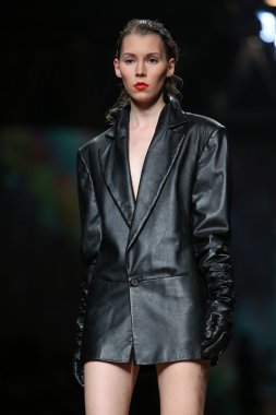 tarafından tasarlanan kıyafetleri moda model boşuna cro porter gösteri üzerinde