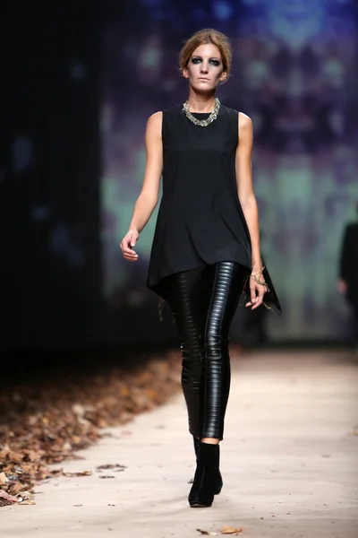 Modelo de moda con ropa diseñada por Tatjana Pantos en el show de Cro a Porter —  Fotos de Stock