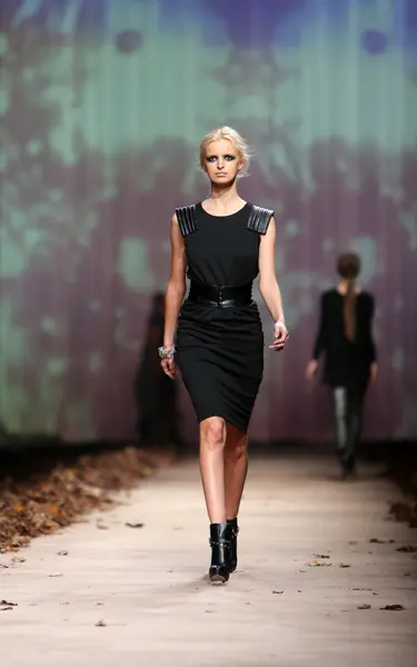Modelo de moda vestindo roupas desenhadas por Tatjana Pantos no Cro a Porter Show — Fotografia de Stock