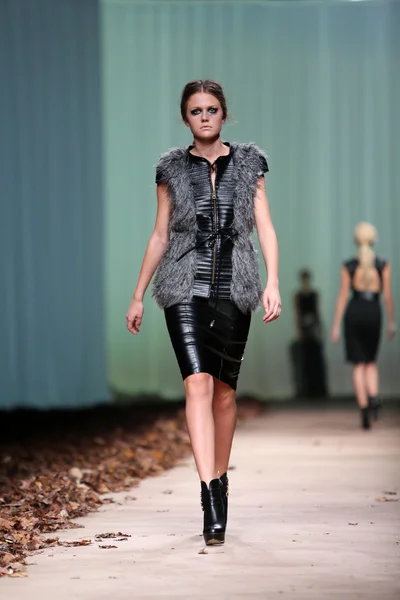 Модная модель в одежде от Татьяны Пантос на шоу "Кро Портер" — стоковое фото