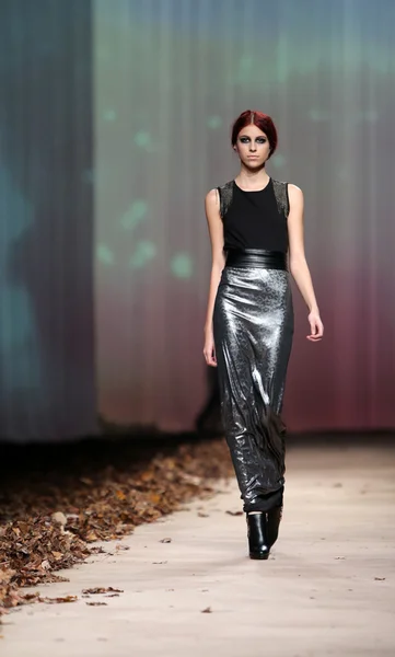 Mode-Model trägt Kleidung von Tatjana Pantos auf der Cro a Porter Show — Stockfoto