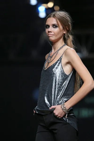Modelka na sobě oblečení navrhl tatjana pantos na cro porter show — Stock fotografie