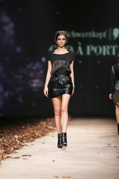 Modelo de moda vestindo roupas desenhadas por Tatjana Pantos no Cro a Porter Show — Fotografia de Stock