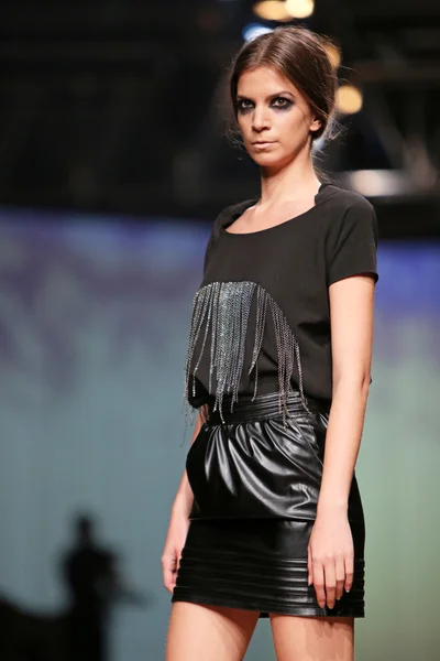 Fashion model wearing clothes designed by Tatjana Pantos on the Cro a Porter show — Stock Photo, Image