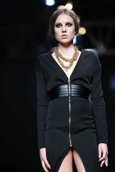 क्रो पोर्टर शोवर ताजना पॅंटो यांनी डिझाइन केलेले कपडे परिधान फॅशन मॉडेल — स्टॉक फोटो, इमेज