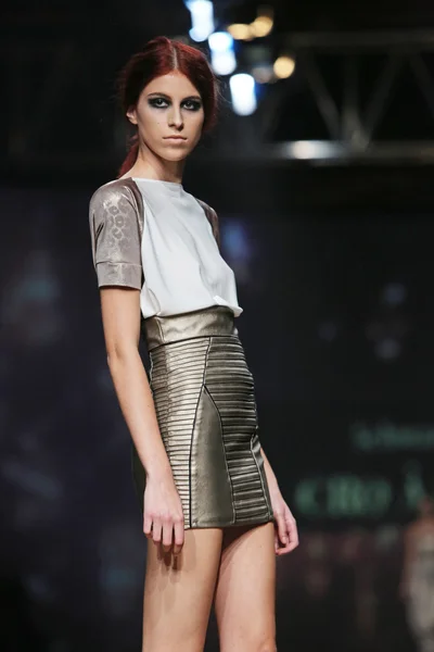 Modelo de moda con ropa diseñada por Tatjana Pantos en el show de Cro a Porter —  Fotos de Stock