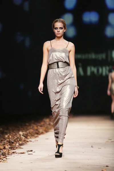 Modell bär kläder designade av tatjana pantos på cro en porter show — Stockfoto
