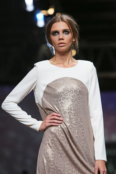 Modelo de moda con ropa diseñada por Tatjana Pantos en el show de Cro a Porter — Foto de Stock