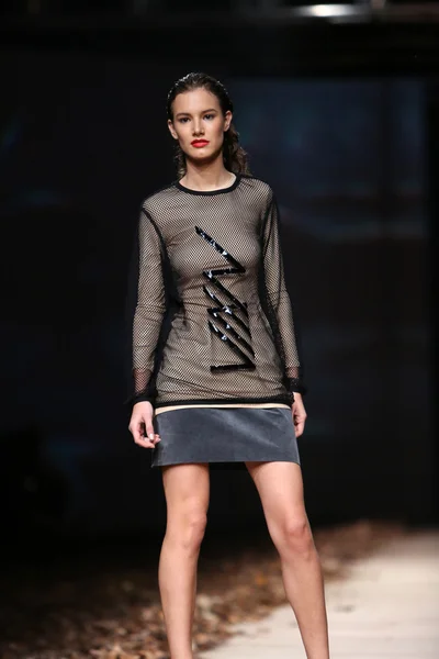 Modelo de moda con ropa diseñada por Vain en el show de Cro a Porter —  Fotos de Stock