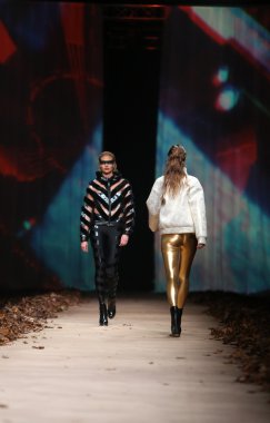 tarafından tasarlanan kıyafetleri moda model boşuna cro porter gösteri üzerinde