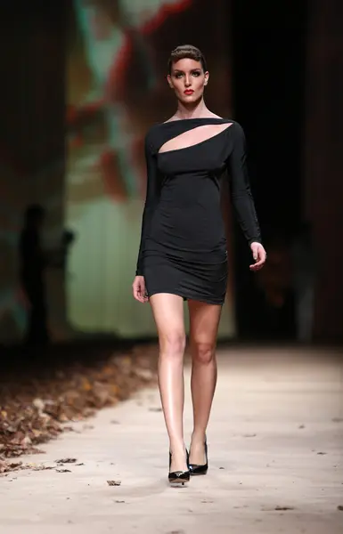 Mode-Model trägt Kleider von eitlen auf der Cro a Porter Show entworfen — Stockfoto
