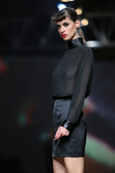 Mode-Model trägt Kleider von eitlen auf der Cro a Porter Show entworfen — Stockfoto