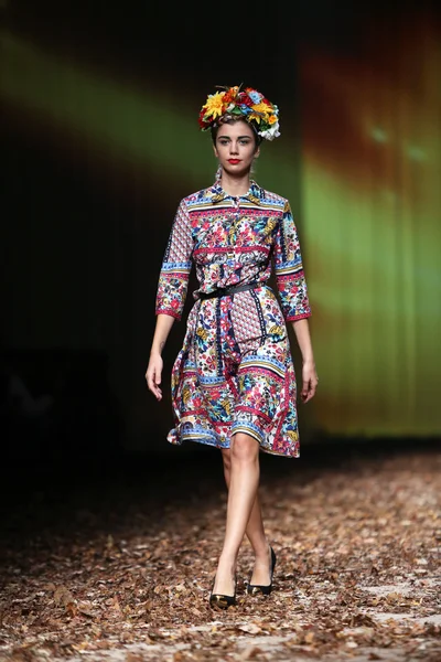 Modelo de moda con ropa diseñada por Anamarija Asanovic en el espectáculo Cro a Porter —  Fotos de Stock
