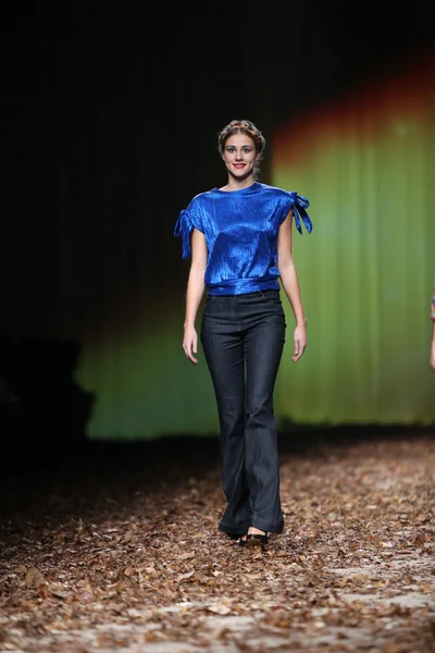 时装模特穿的衣服设计的 anamarija 阿萨诺维奇在 cro 波特秀 — 图库照片