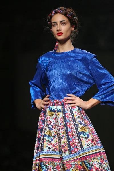 Moda indossando abiti disegnati da Anamarija Asanovic alla sfilata Cro a Porter — Foto Stock
