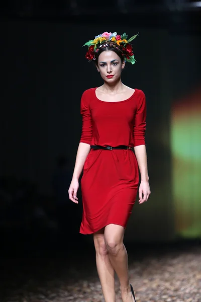 Modelo de moda vestindo roupas projetadas por Anamarija Asanovic no Cro a Porter Show — Fotografia de Stock